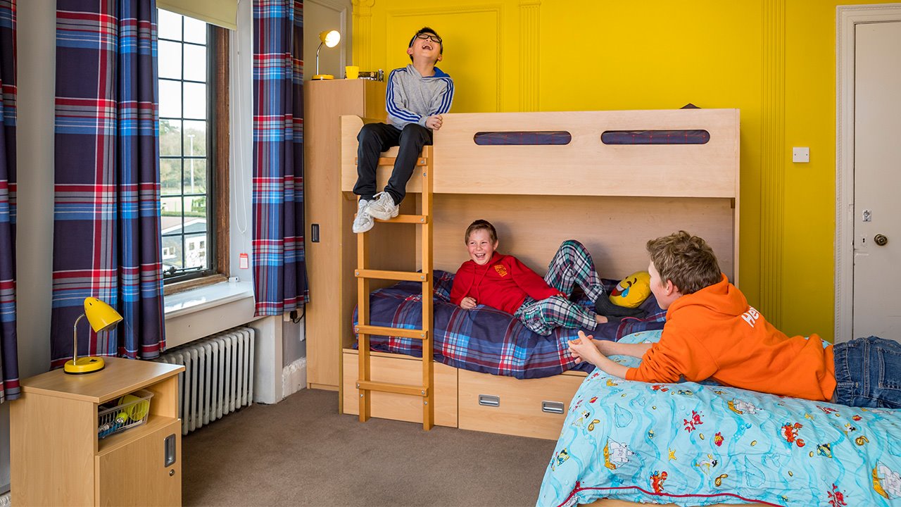 Boarding-at-Handcross-Park-boys-room.jpg